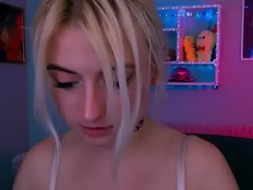 Chaturbate Live Sex Cam of evelynlovelyy