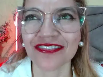 Chaturbate Live Sex Cam of esmeralda_oikos