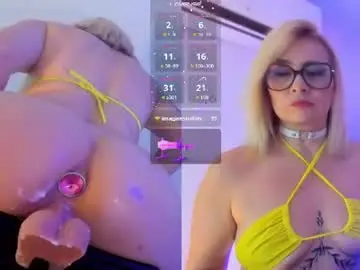 Chaturbate Live Sex Cam of candiegilson__