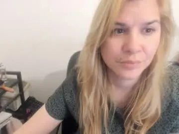 Chaturbate Live Sex Cam of artsyandcraftsy_