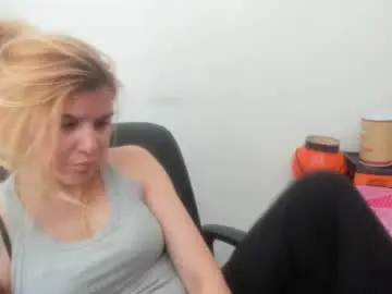 Chaturbate Live Sex of artsyandcraftsy_