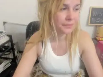 Chaturbate Live Sex Cam of artsyandcraftsy_