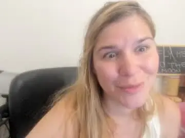 Chaturbate Live Sex Cam of artsyandcraftsy_