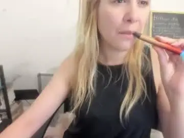 Chaturbate Live Sex of artsyandcraftsy_