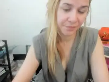 Chaturbate Live Sex Cam of artsyandcraftsy_