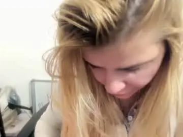 Chaturbate Live Sex Cam of artsyandcraftsy_