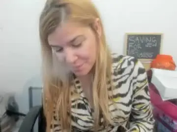 Chaturbate Live Sex of artsyandcraftsy_