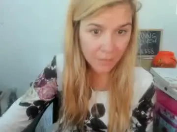 Chaturbate Live Sex Cam of artsyandcraftsy_