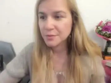 Chaturbate Live Sex Cam of artsyandcraftsy_