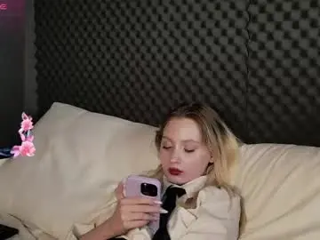 Chaturbate Live Sex Cam of fluffy_cloude