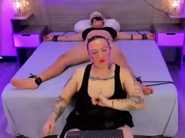 Chaturbate Live Porn of miaandmolly_