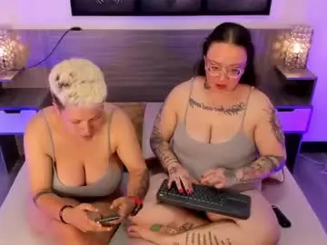 Chaturbate Live Sex Cam of miaandmolly_