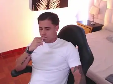 Chaturbate Live Sex Cam of aiden_santa