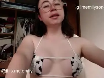 Chaturbate Live Sex Cam of emily_pearl_