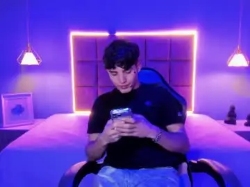 Chaturbate Live Sex Cam of alejootwink