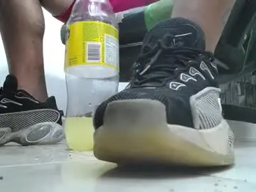 Chaturbate Live Sex Cam of srfindomfeet_
