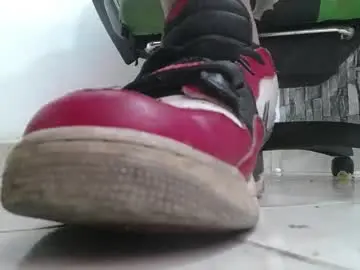 Chaturbate Live Sex Cam of srfindomfeet_