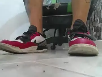 Chaturbate Live Sex Cam of srfindomfeet_