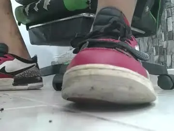 Chaturbate Live Sex Cam of srfindomfeet_