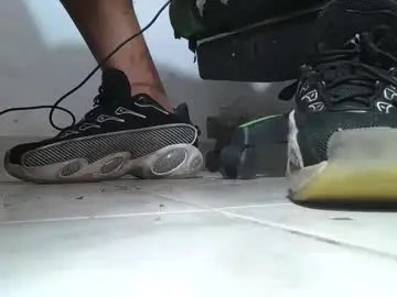 Chaturbate Live Sex Cam of srfindomfeet_