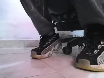 Chaturbate Live Sex Cam of srfindomfeet_