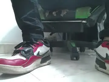 Chaturbate Live Sex Cam of srfindomfeet_