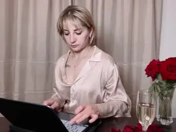 Chaturbate Live Sex Cam of crystalfever_