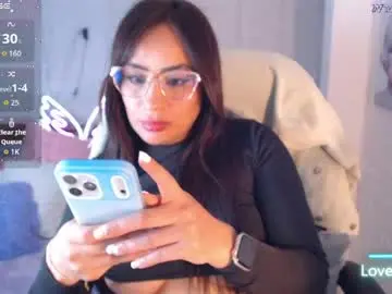 Chaturbate Live Sex Cam of paulina_galvis2700