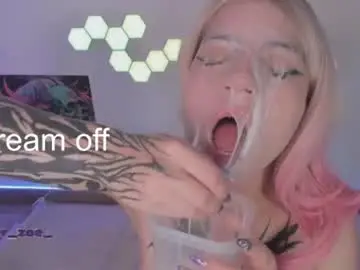 Chaturbate Live Sex Cam of cyberzoe