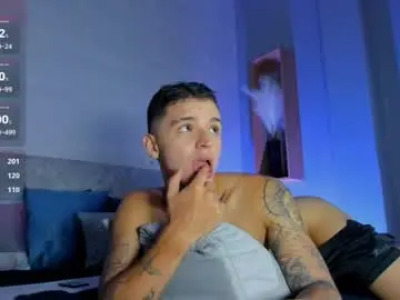 Chaturbate Live Sex Cam of ian_castillo_