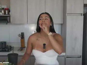 Chaturbate Live Sex Cam of leyla_steel