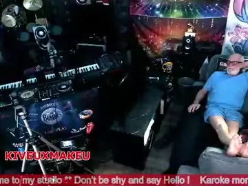 Chaturbate Live Sex Cam of kiveuxmakeu