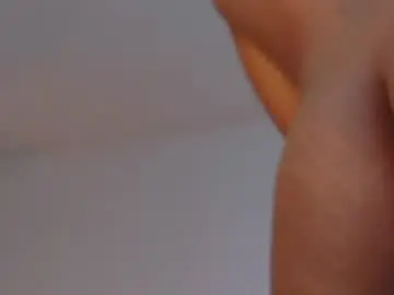 Chaturbate Live Sex Cam of ahvi_ebony