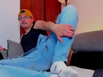 Chaturbate Live Sex Cam of leo_hunt