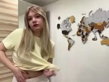 Chaturbate Live Sex Cam of maisiehtwe