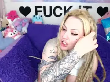 Chaturbate Adult Video Chat of mackenziewolfe