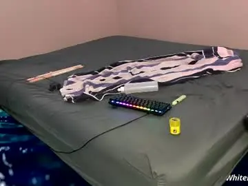 Chaturbate Live Sex Cam of petite_fiend
