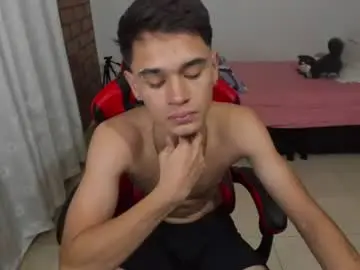 Chaturbate Live Sex Cam of aron_boyy