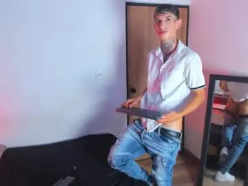 Chaturbate Live Sex Cam of darwin_stark