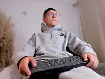 Chaturbate Sex Chat of a_lejandro_0_8