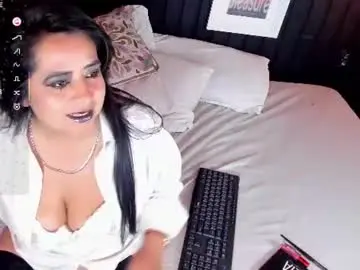 Chaturbate Live Sex Cam of miia_velvet_
