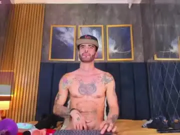 Chaturbate Live Sex Cam of darwin_horny2