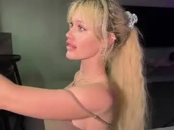 Chaturbate Live Sex Cam of golden_alinee