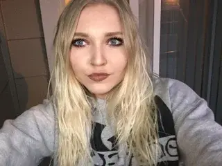 Streamate Free Porn Cam of HotHousewifeHolly