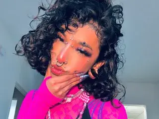 Streamate Free Live Porn of Maditronnn