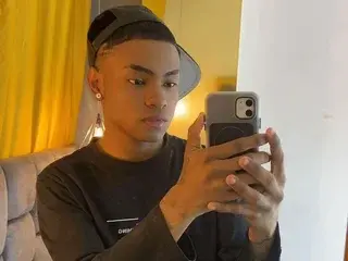 Streamate Nude Webcam of TylerSmtih