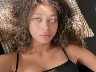 Streamate Watch Live Sex Cams of WillowNoir