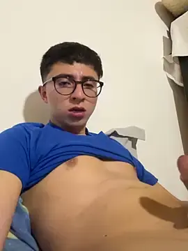 Stripchat Sex Cam of CamiRojas_boy