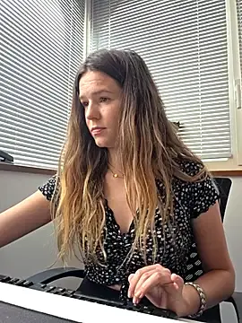 Stripchat Sex Cam of lucie_mehott