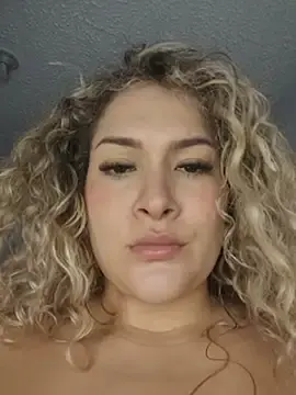 Stripchat Sex Cam of Sara_smiiith211